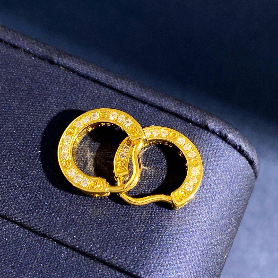 cartier❤️‍🔥*
Earring 🐦‍🔥
Master quality 💯
With normal boxes 🗃️ 
35 dhs🌺
With master box 📦 
65 dhs🌺

Zain216
♥️♥️♥️