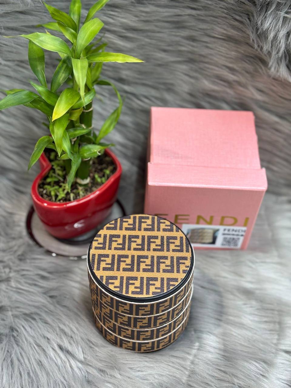 LV  GUCCI  FENDI 
                    jewelry box🔥🔥🔥
SIZE  ………   10  CM 🥰
65 dhs🪙🌨️
with BOX🌷

Zain244
♥️♥️♥️