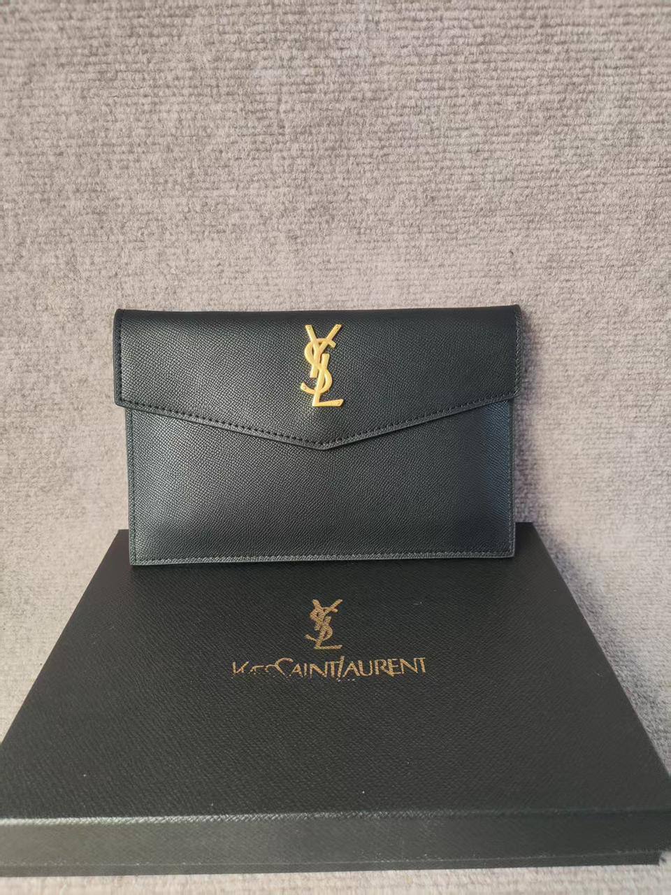 Dior / Ysl  clutch
size : 29 *16 cm
60 dhs🪙💕
With box 🎁

Zain115
♥️♥️♥️