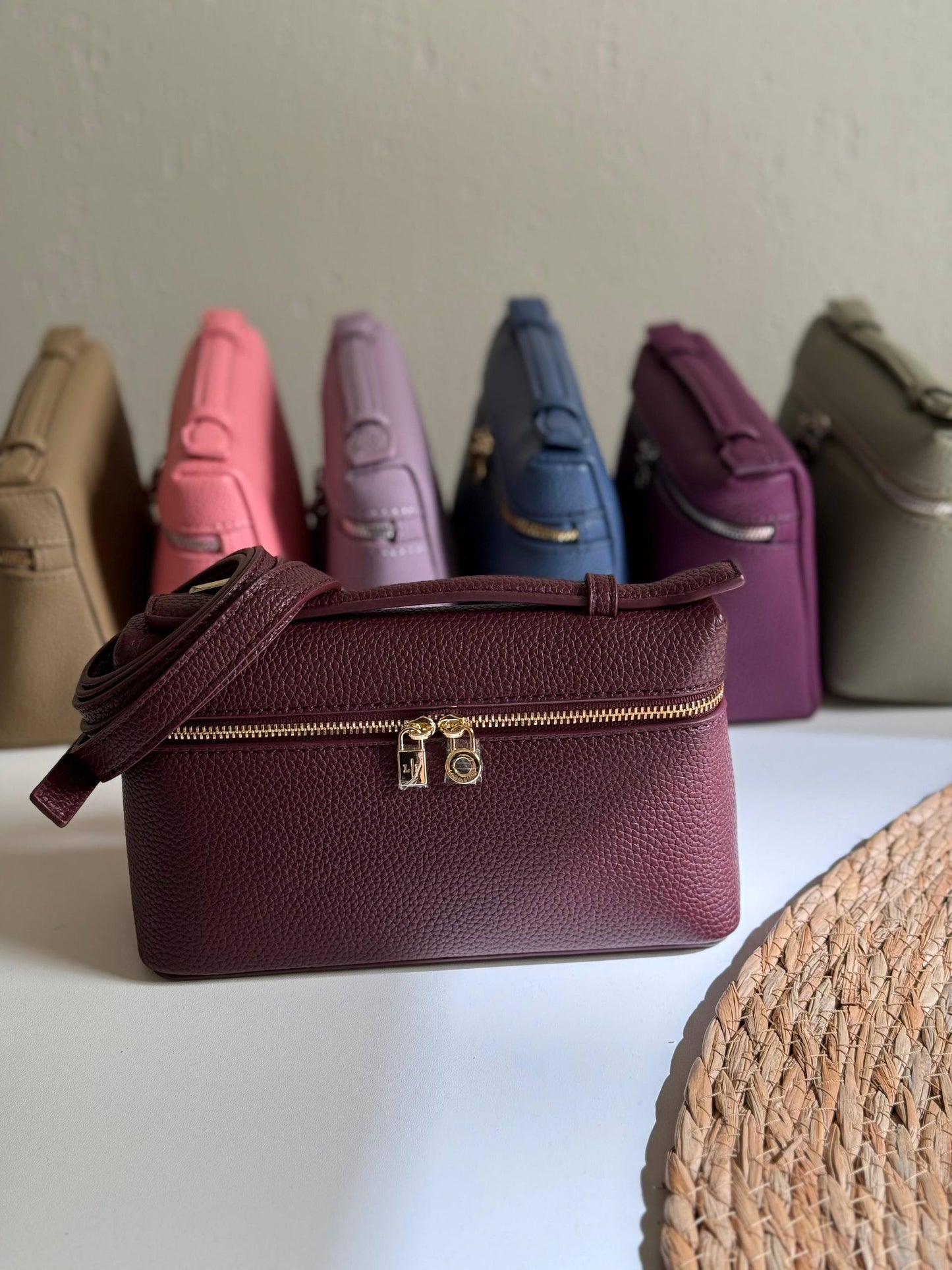 LORO PIANA
19cm
320 dhs❣️
Top quality 
With box🎁

Zain167
♥️♥️♥️