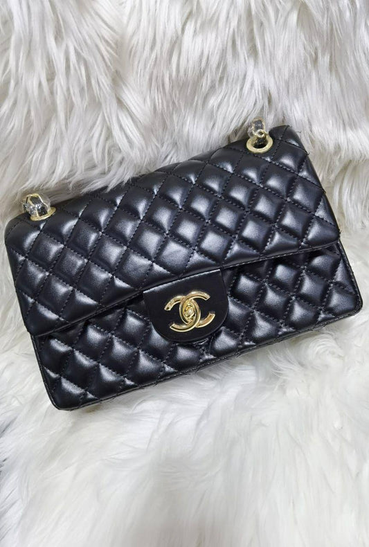 Chanel CF
size : 26 *17 cm
95 dhs🪙💚

with box 🎁

Zain115
♥️♥️♥️