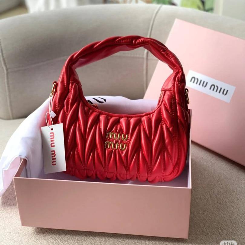Miu Miu
100 dhs🇦🇪🇦🇪
with box
size 22cm

Zain26
♥️♥️♥️