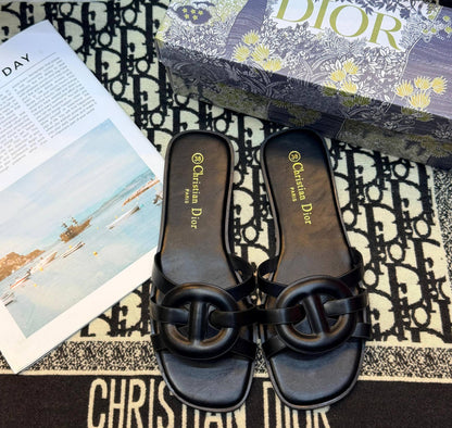 Cristian Dior
Size 36to41
60 dhs🌺

Zain236
♥️♥️♥️