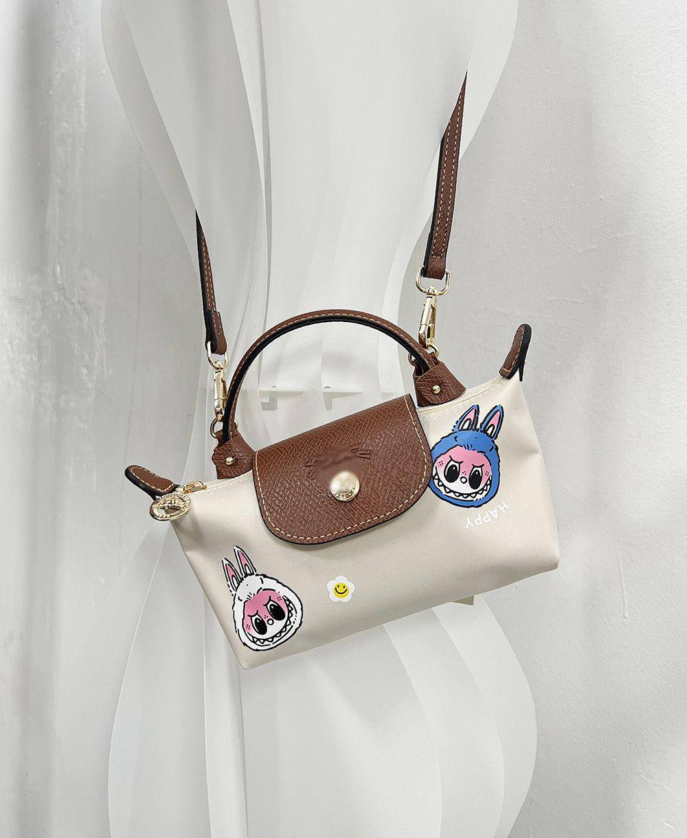 🎄Christmas gifts 🎊 
⛄️Labubu＋LongChamp 
1️⃣ First  Quality 
Size：20 * 10 * 5 cm
45 dhs🪙🌨️

Zain115
♥️♥️♥️