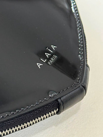 Alaia Le Cœur bag
*Size 21 cm*
For Price 👇 WhatsApp✅
0568585901 
0507557372
0552275751 Owner Zain 👌

Zain274
♥️♥️♥️
