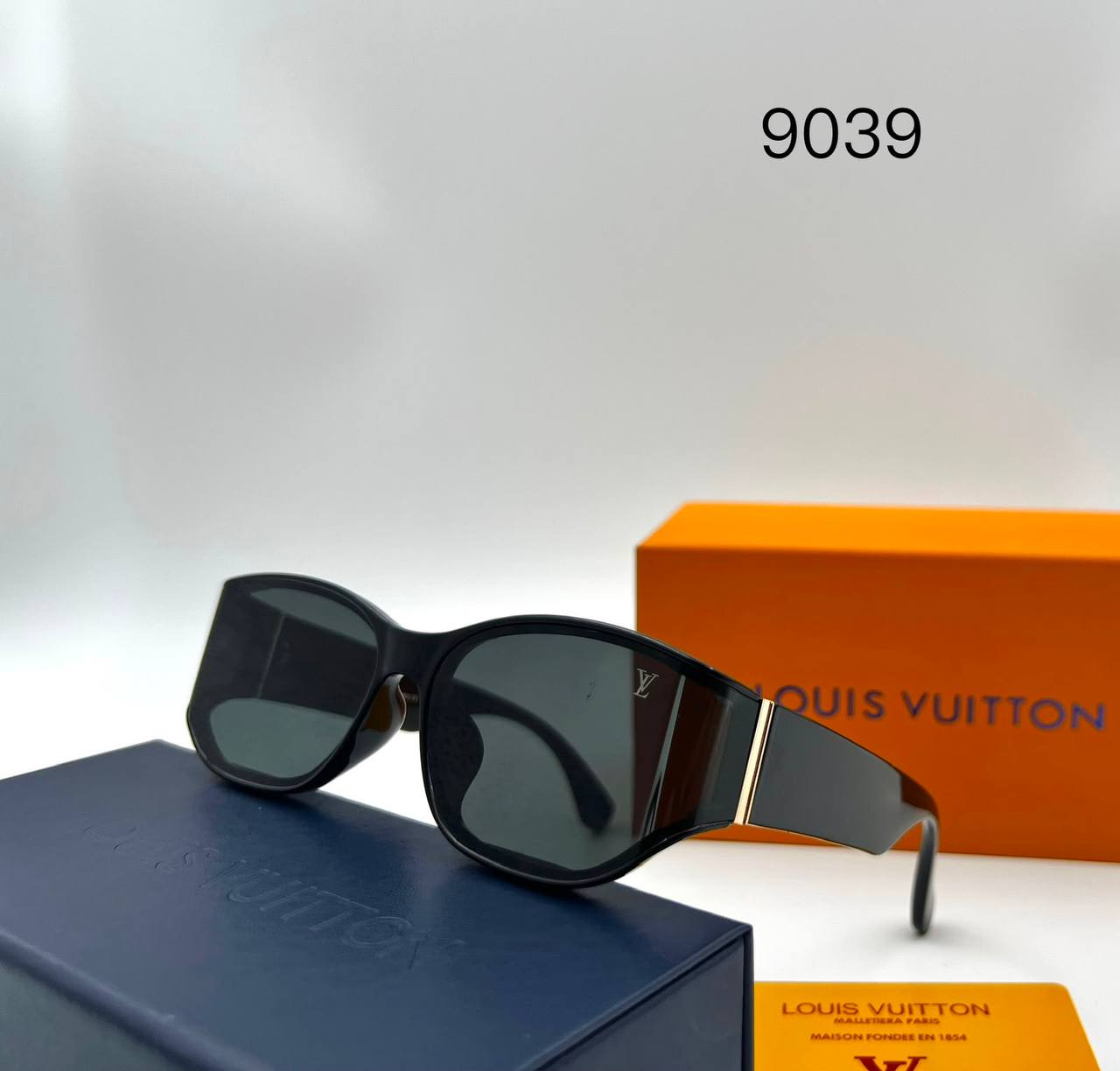 LV
Sunglasses 🕶️ 
good quality 💯
With master box 🗃️ 
50 dhs🇦🇪🇦🇪

Zain273
♥️♥️♥️