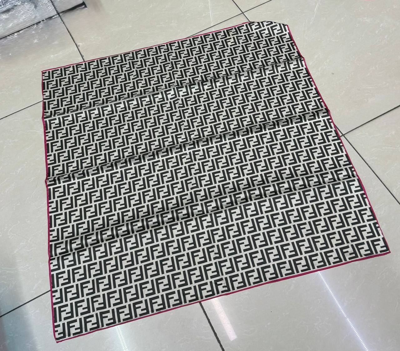 Silk square scarf 
40 dhs🪙💚

Zain93
♥️♥️♥️