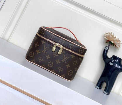 LOUIS VUITTON 

MAKEUP BOX 

NEW CAME 

GOOD QUALITY 

WITH BOX 

MEDUIM SIZE 95 DHS…..
SMALL SIZE  90DHS……
Zain295
♥️♥️♥️