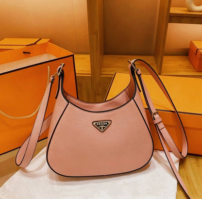 PRADA NEW CAME GOOD QUALITY WITH BOX
75 dhs🇦🇪🇦🇪

Zain295
♥️♥️♥️
