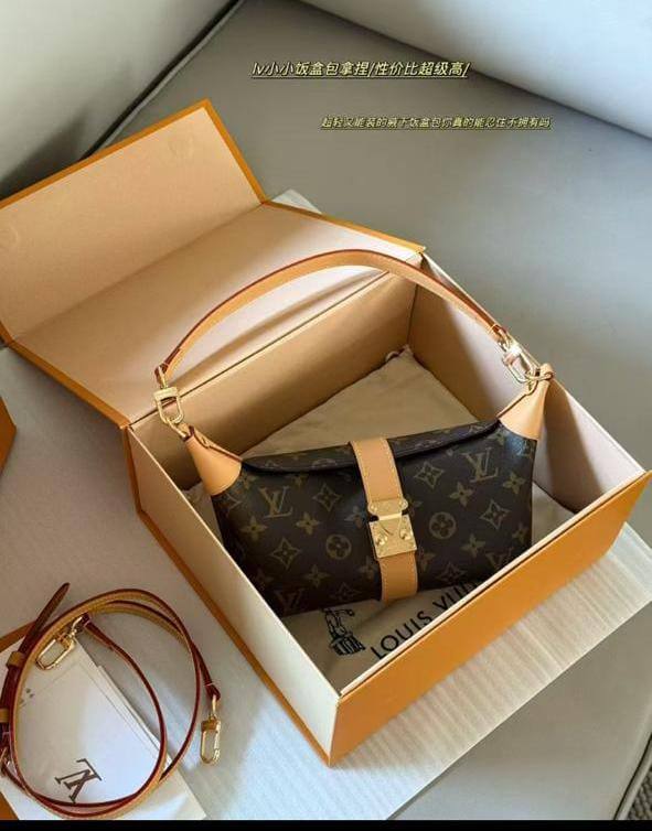 LV
Pochette Mia
Master quality
22cm  

with box
🎁🎁🎁

230 dhs💓

Zain95
♥️♥️♥️