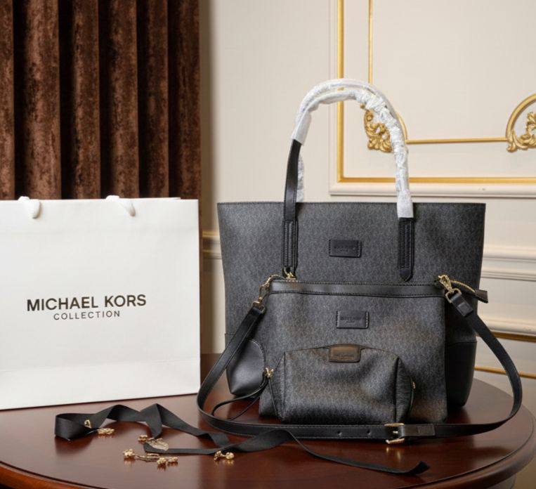 *Gucci*
*Mk*
*COACH*
*FENDI*
*PRADA*
*3in1*  

130 dhs💓
size40cm* *ClassA
 
Zain175
♥️♥️♥️