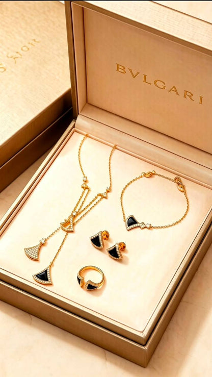 BVLGARI SET 
MASTER 💫✨
NECKLACE 
BRACELET 
EARRINGS 
RING
180 DHS💓
WITH GOOD BOX AND PAPER BAG🎁🛍️

Zain89
♥️♥️♥️