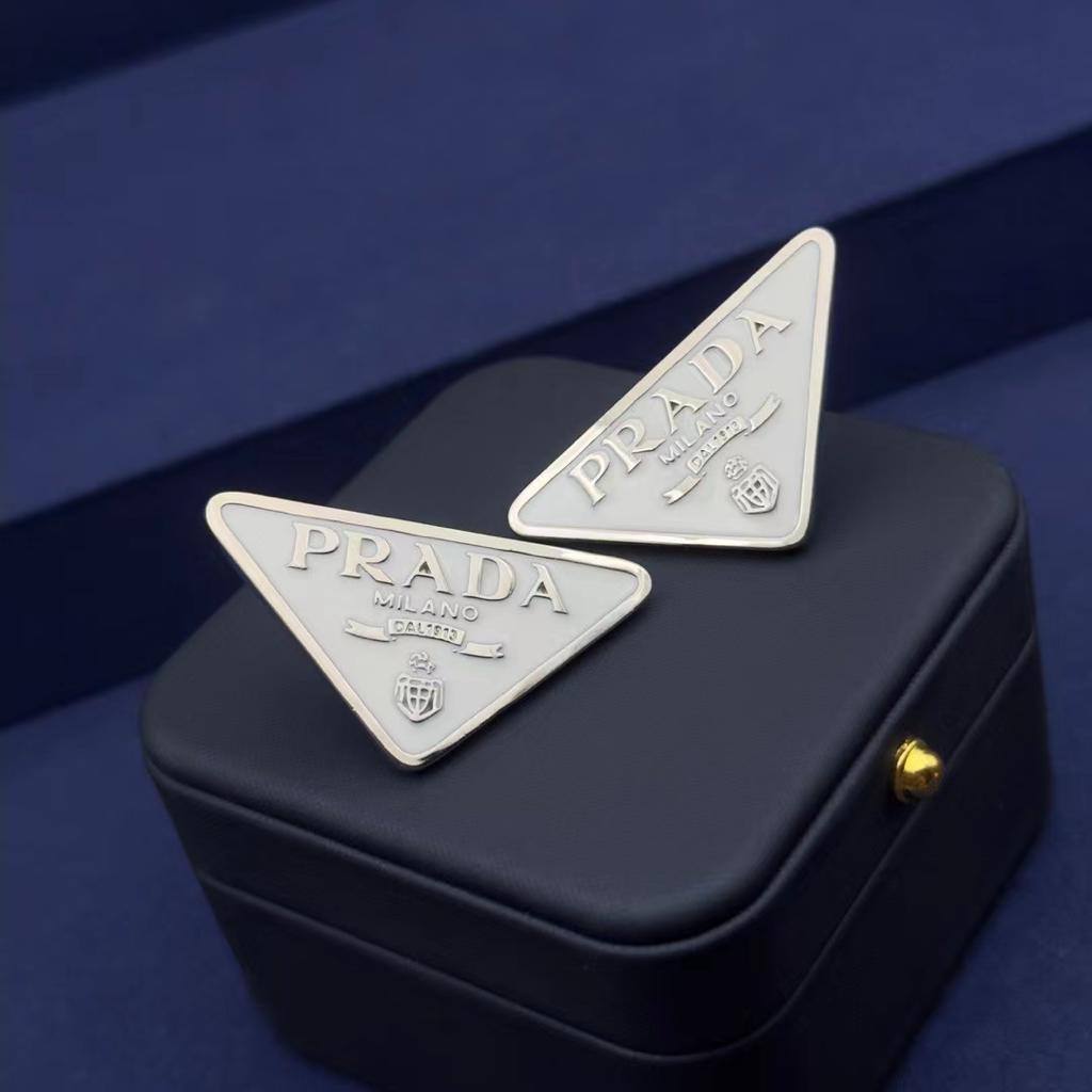 EARRING 
MASTER💫✨
55 DHS✅
WITH BOX AND PAPER BAG🛍️🎁

Zain89
♥️♥️♥️