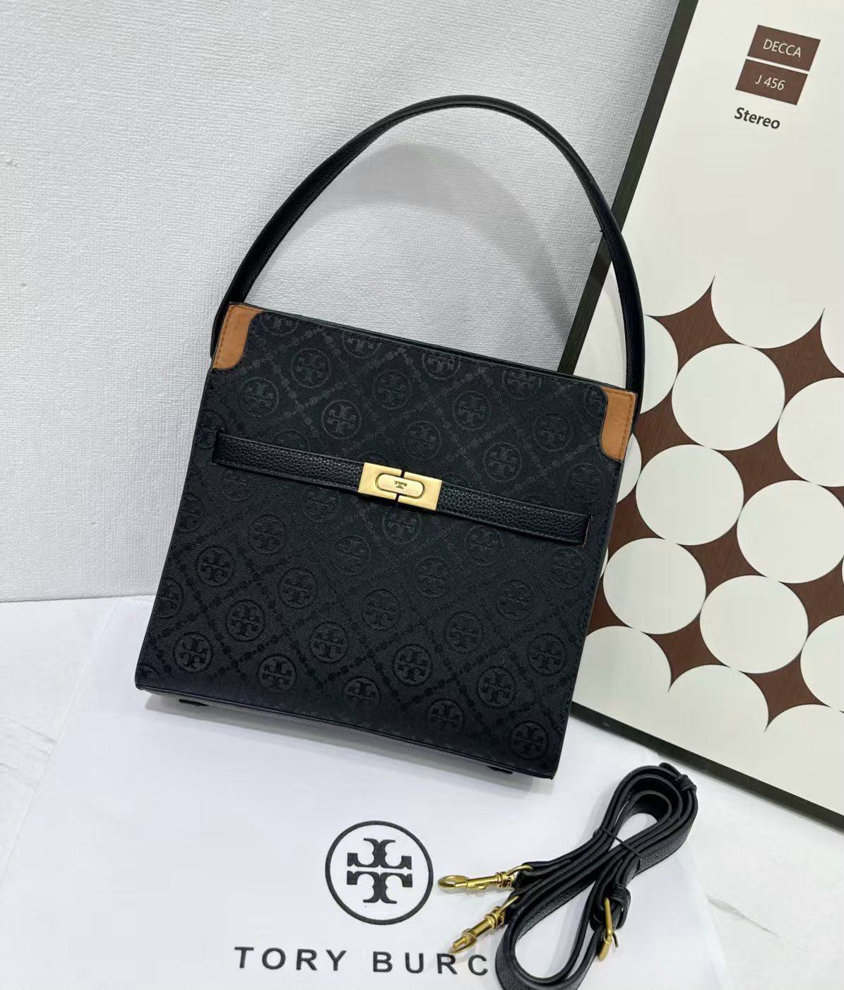 TORY BURCH 
GOOD QUALITY
110 dhs🇦🇪🇦🇪

Zain39
♥️♥️♥️