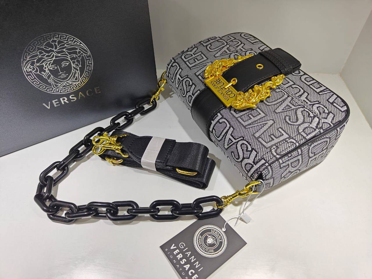 Versace 
Good Quality 
With Box 
🎁🎁🎁

100 dhs✅

Zain250
♥️♥️♥️