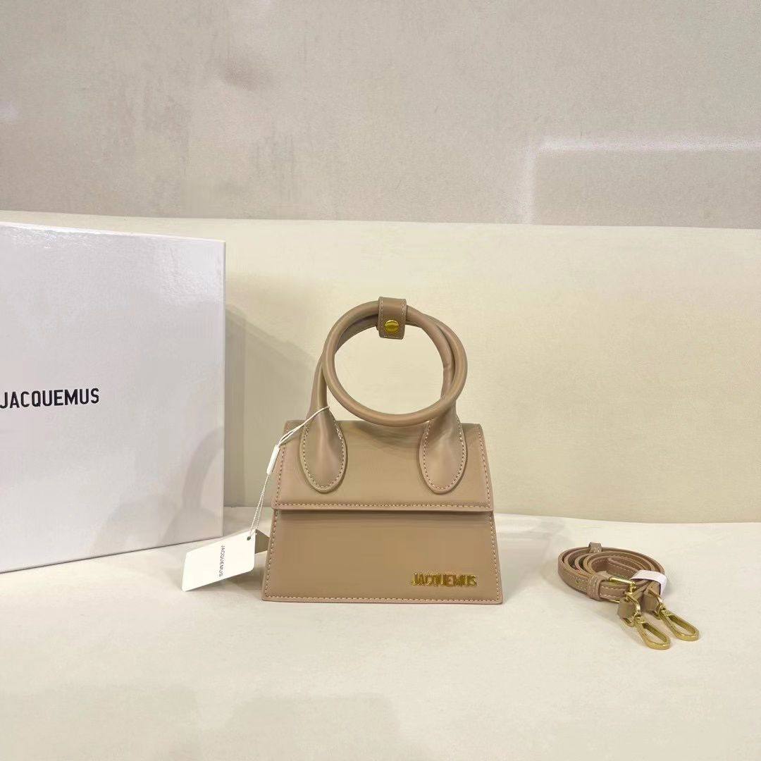 Jacquemus
Best quality with box’s 
100 dhs✅
size 18 cm

Zain290
♥️♥️♥️