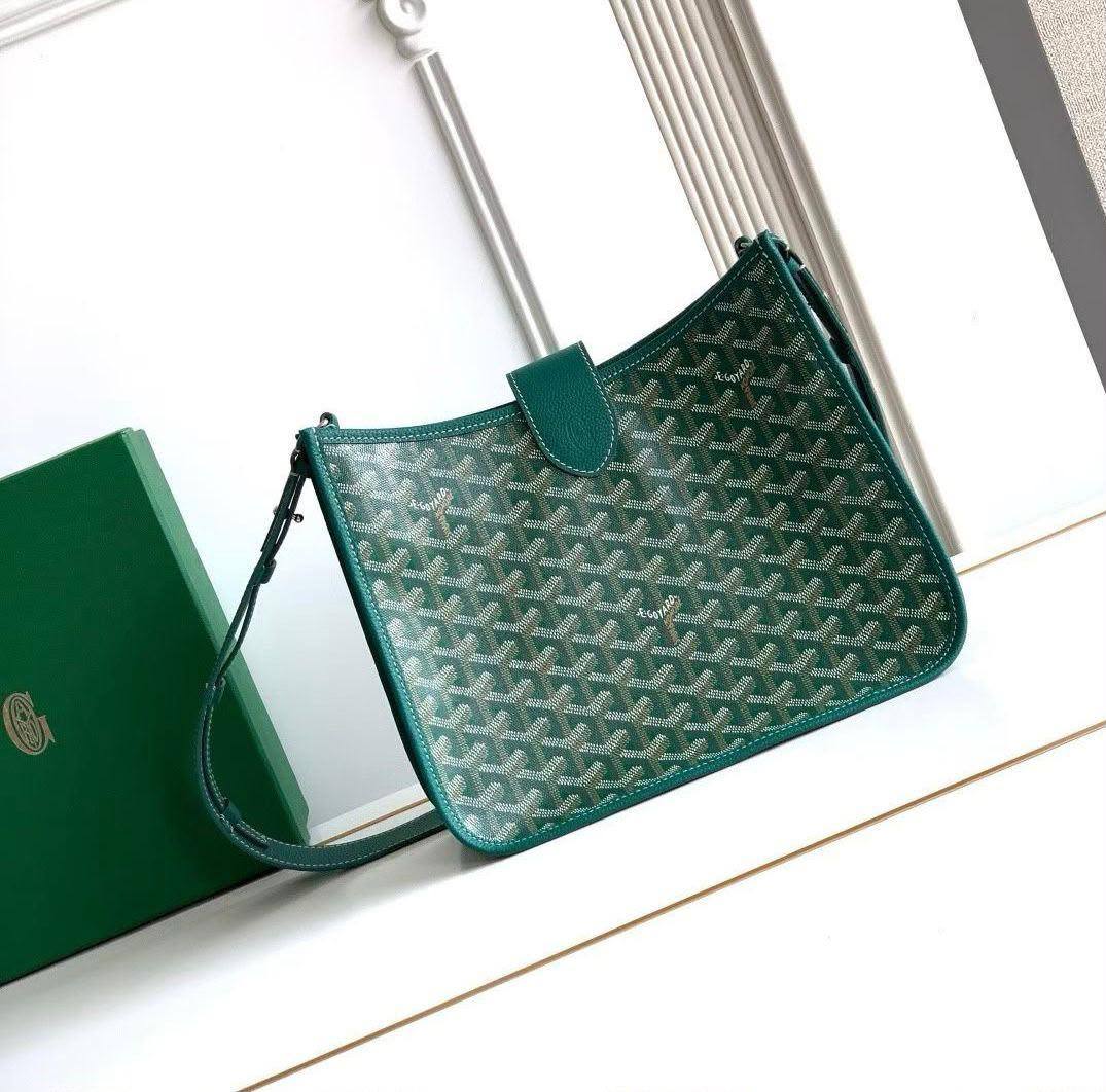 GOYARD Mosette PM
Chevron Goyardine Canvas
Adjustable Leather Strap
Size: 28 cm
Without BOX


95 dhs🇦🇪🇦🇪

Zain239
♥️♥️♥️