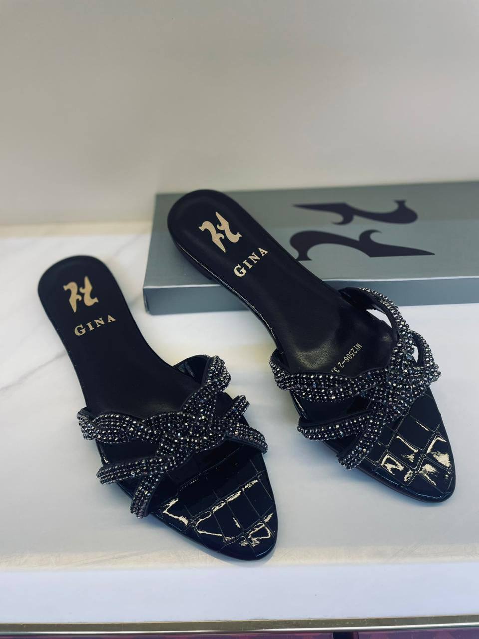 GINA 
120 dhs👑
Size 36-41 

Zain88
♥️♥️♥️