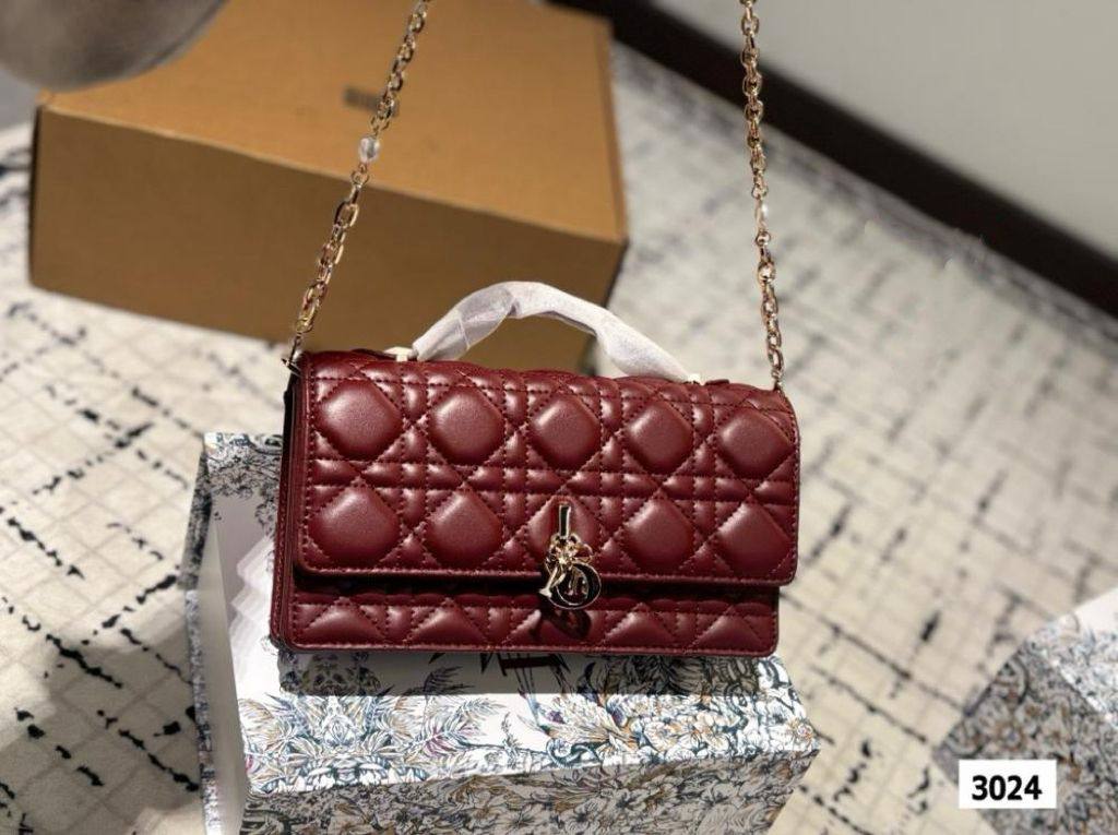 Dior
100 dhs✅
with box
🎁🎁🎁

size 21×4×12cm

Zain42
♥️♥️♥️