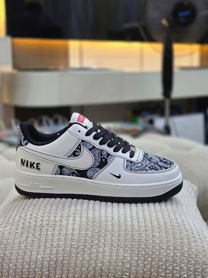 Nike
Size 40 to 44 
100 dhs✅

Zain27
♥️♥️♥️