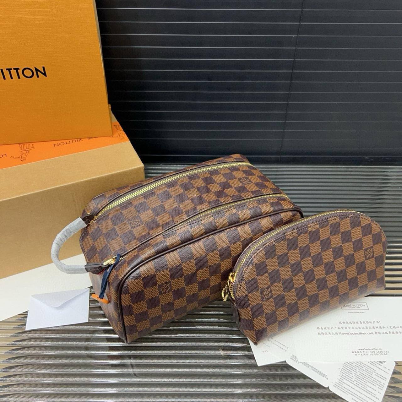 LOUIS VUITTON 
FOR MAN 
HAND BAG 
GOOD QUALITY 
WITH BOX 

80 dhs🇦🇪🇦🇪

Zain17
♥️♥️♥️