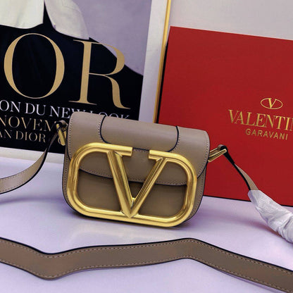 VALENTINO 

COPY ONE NEW CAME 

WITHBOX 
🎁🎁🎁

130 dhs🪙🖤

Zain39
♥️♥️♥️