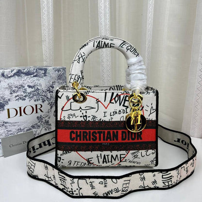 Dior
24 cm 
90 dhs🪙💚

with box
🎁🎁🎁

Zain137
♥️♥️♥️