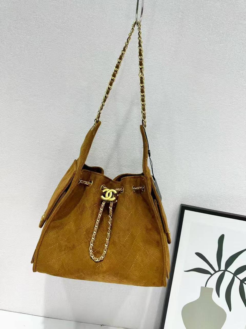 CHANEL 
NEW CAME HIGH QUALITY 
120 dhs💓
SIZE : 28cm

Zain39
♥️♥️♥️