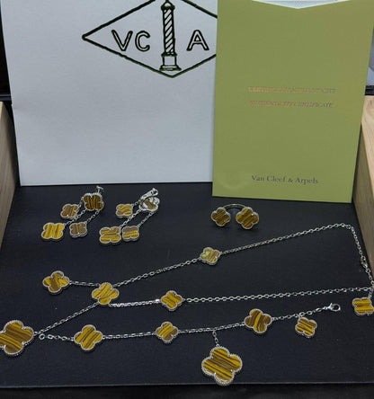 VCA SET ❤️‍🔥*
Necklace 🦋
Earring🌸
Ring 💍 free size 
Bracelet ✨
Master quality 💯
With normal boxes 🗃️ 
240 dhs🪙🌨️
With master box 📦 
290 dhs🪙🌨️

Zain216
♥️♥️♥️