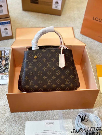 LV 

SMALL
95 dhs✅
size 22×11×17cm

MEDIUM
100 dhs✅
size 29×13×20cm

BIG
110 dhs✅
size 33×15×23cm

Zain232
♥️♥️♥️