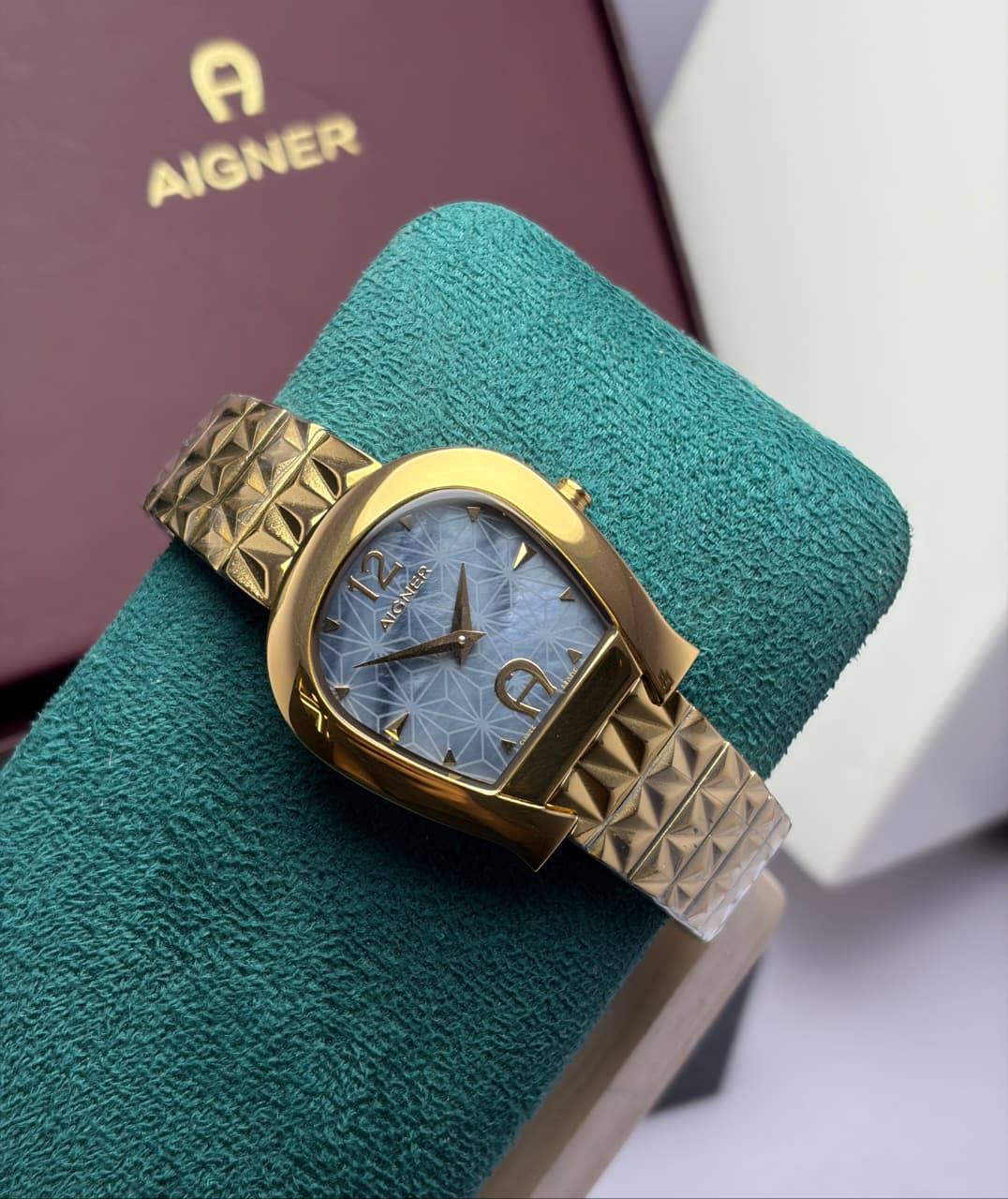 Aigner watch for ladies good quality 
260 dhs✅

Zain59
♥️♥️♥️