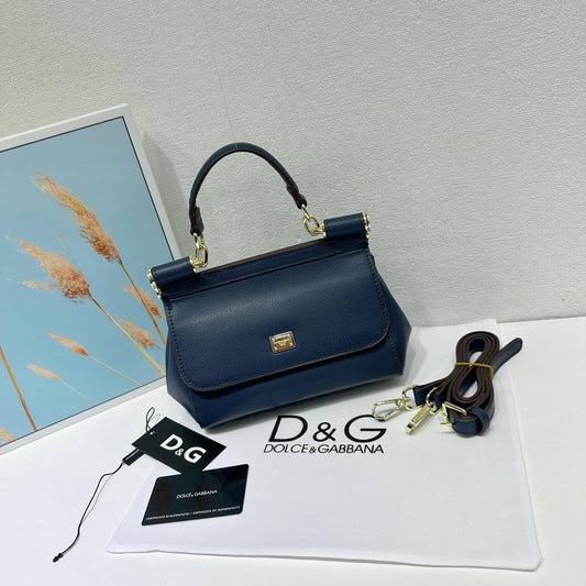D&G
High quality 
Size: 20cm

With box 
🎁🎁🎁

110 dhs🪙🖤

Zain50
♥️♥️♥️