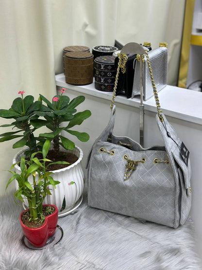 CHANEL 
SIZE  ………28CM🥰
115 dhs🇦🇪

Zain51
♥️♥️♥️