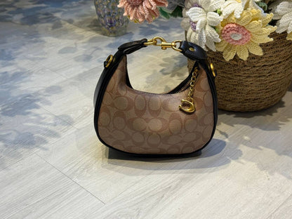 COACH 
20cm

95 dhs🪙

with box
🎁🎁🎁

Zain44
Zain254
♥️♥️♥️
