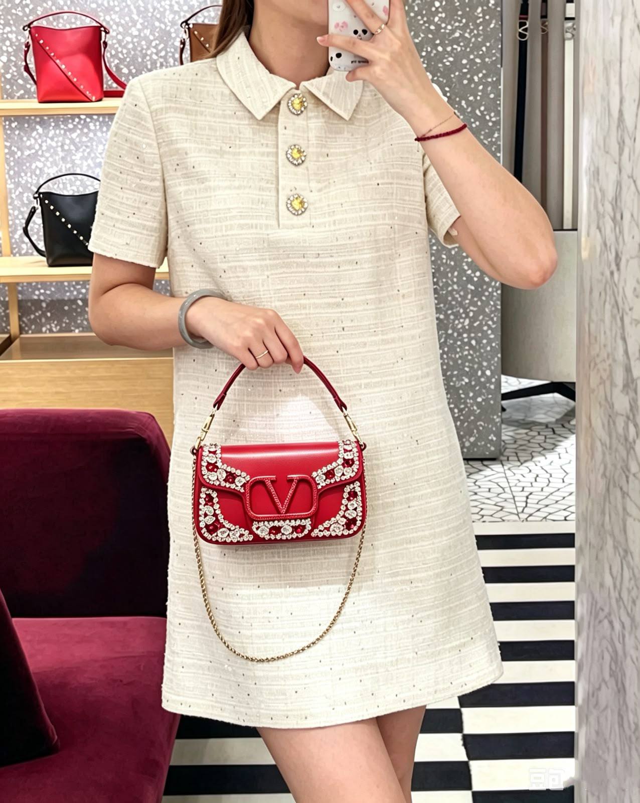 VALENTINO 
COPY ONE 
WITH BOX 
155 dhs✅

Zain295
♥️♥️♥️