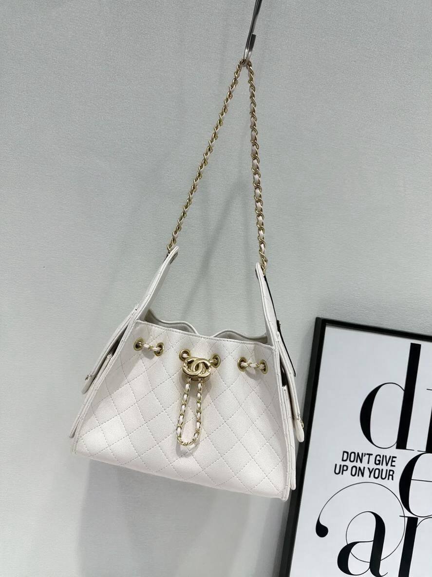 CHANEL

best quality 
with box

110 dhs🇦🇪🇦🇪

size22CM
Zain290
♥️♥️♥️