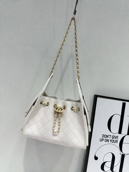 CHANEL

best quality 
with box

110 dhs🇦🇪🇦🇪

size22CM
Zain290
♥️♥️♥️