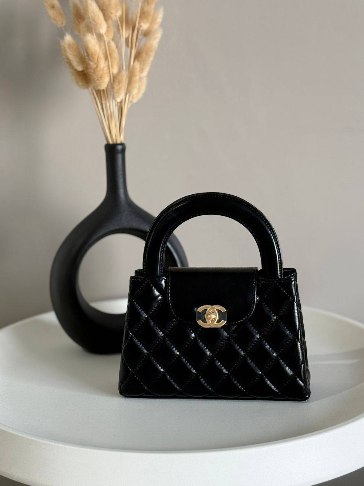 Chanel 
good quality, 
comes with box, 
🎁🎁🎁

size... 19* 13 cm 
90 dhs❣️

Zain12
♥️♥️♥️
