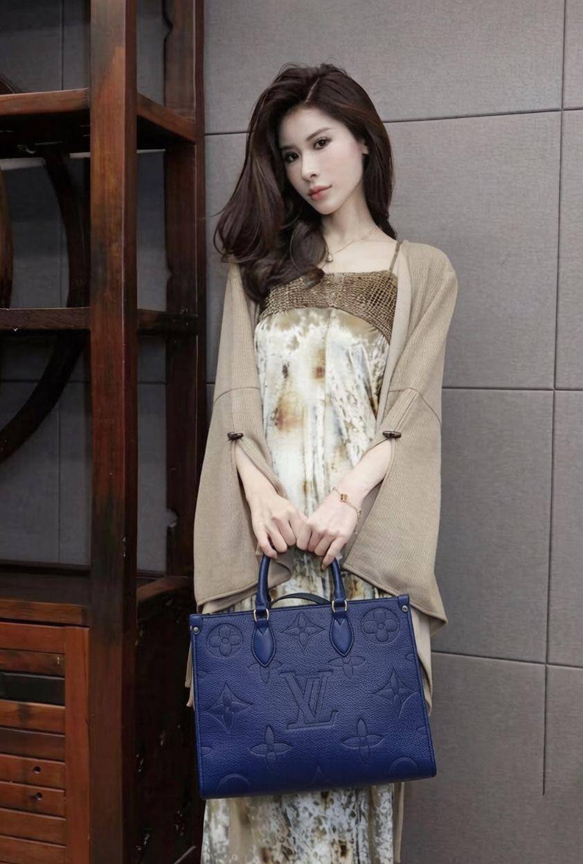 LV
ONTHEGO GOOD QUALITY MEDUIM SIZE NEW CAME 
100 dhs🇦🇪🇦🇪

Zain295
♥️♥️♥️