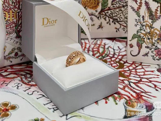 Dior
Ring 
50 dhs🪙
Normal box🎁

Zain263
♥️♥️♥️