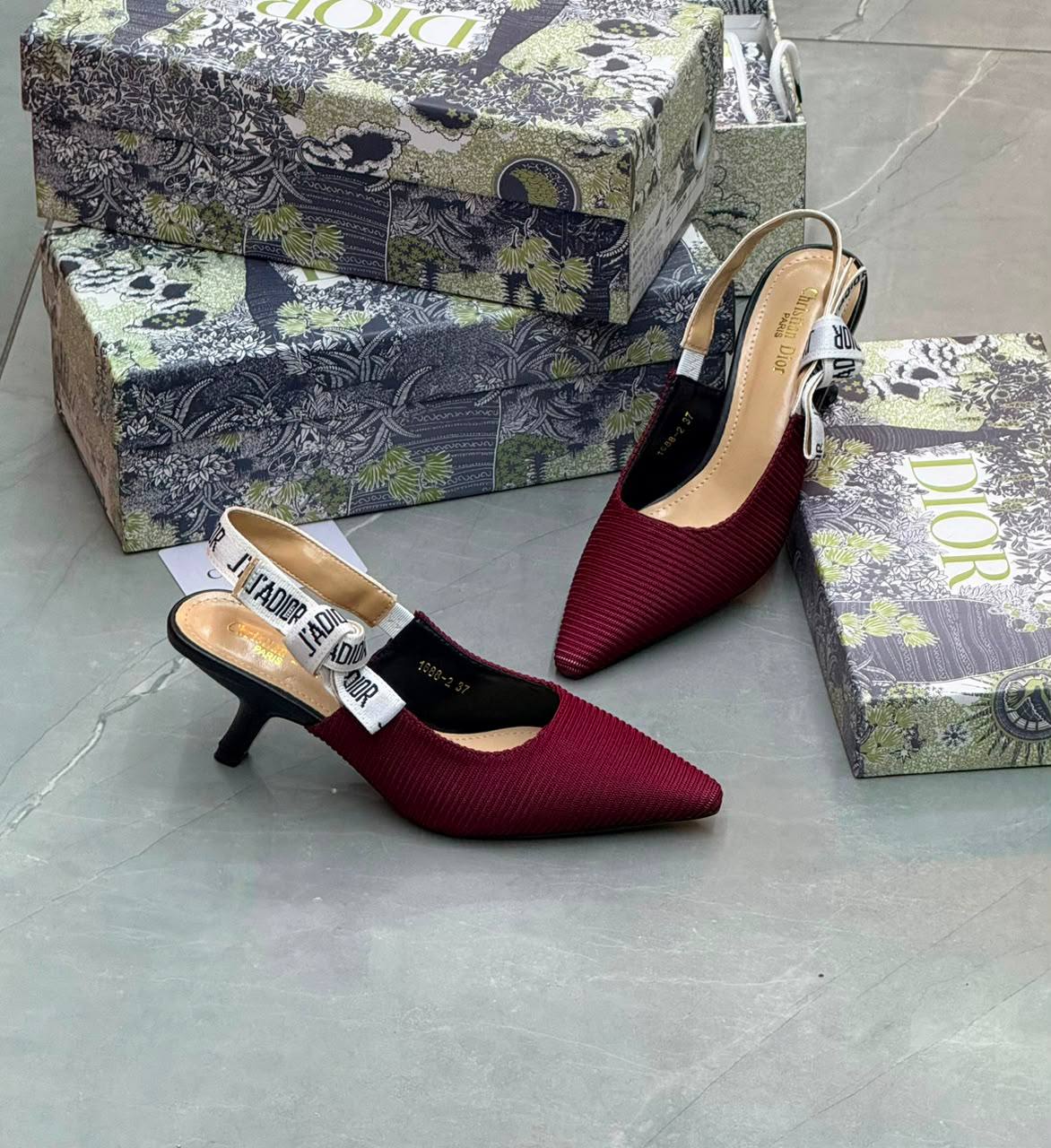 Dior 
100 dhs💓
Size  36. To. 41

Zain80
♥️♥️♥️