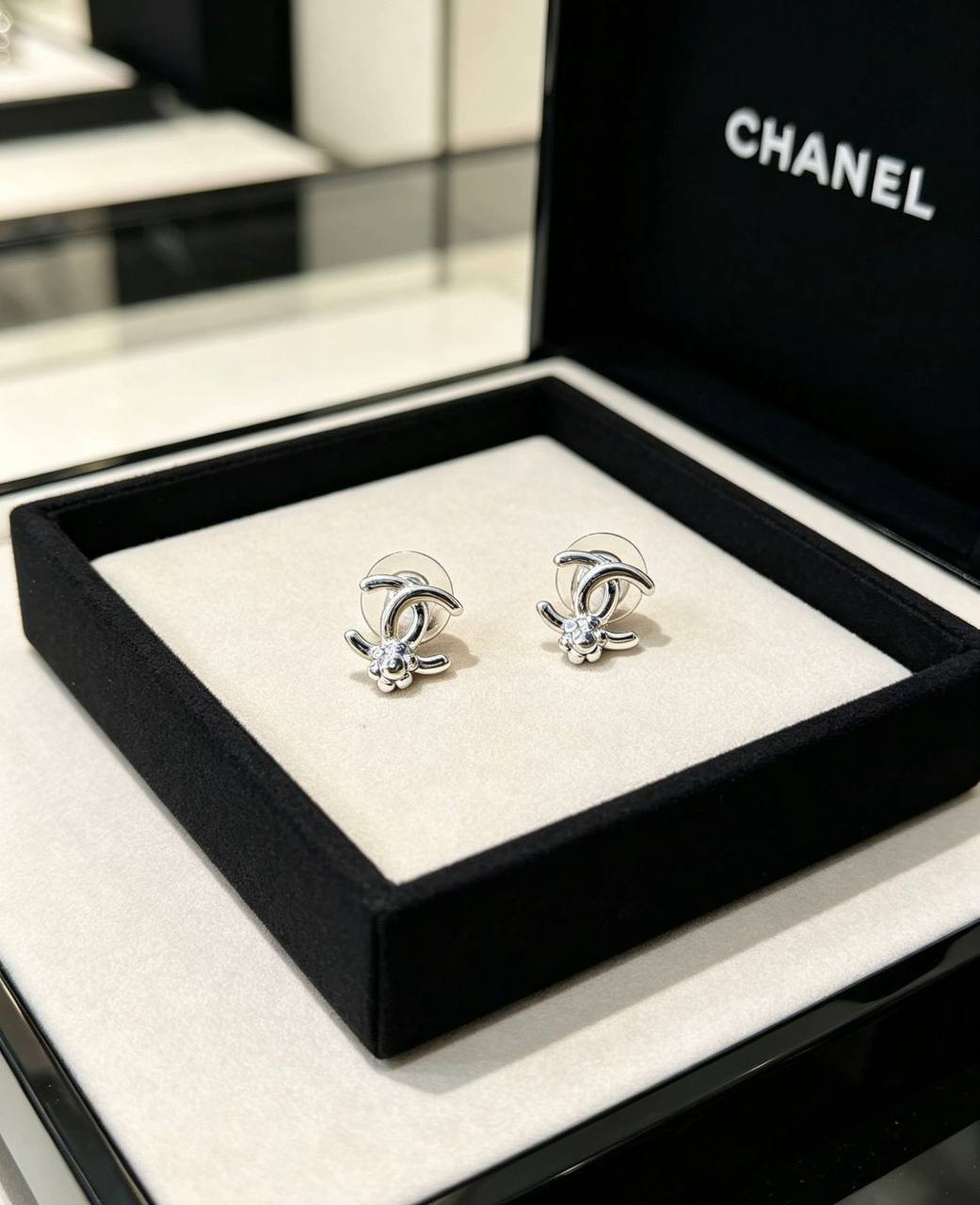 CHANEL ❤️‍🔥*
Earring 🦋
Master quality 💯
With normal boxes 📦 
45 dhs✅
With master box 🗃️ 
75 dhs✅

Zain216
♥️♥️♥️