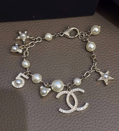 CHANEL ❤️‍🔥*
Bracelet 💥
Master quality 💯
With normal boxes 🗃️ 
55 dhs✅
With master box 📦 
75 dhs✅

Zain216
♥️♥️♥️