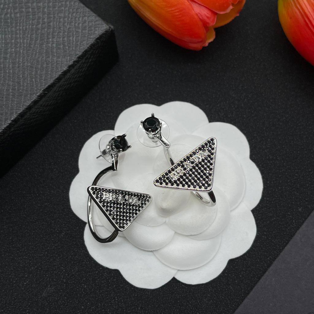 EARRING 
MASTER💫✨
55 DHS✅
WITH BOX AND PAPER BAG🛍️🎁

Zain89
♥️♥️♥️