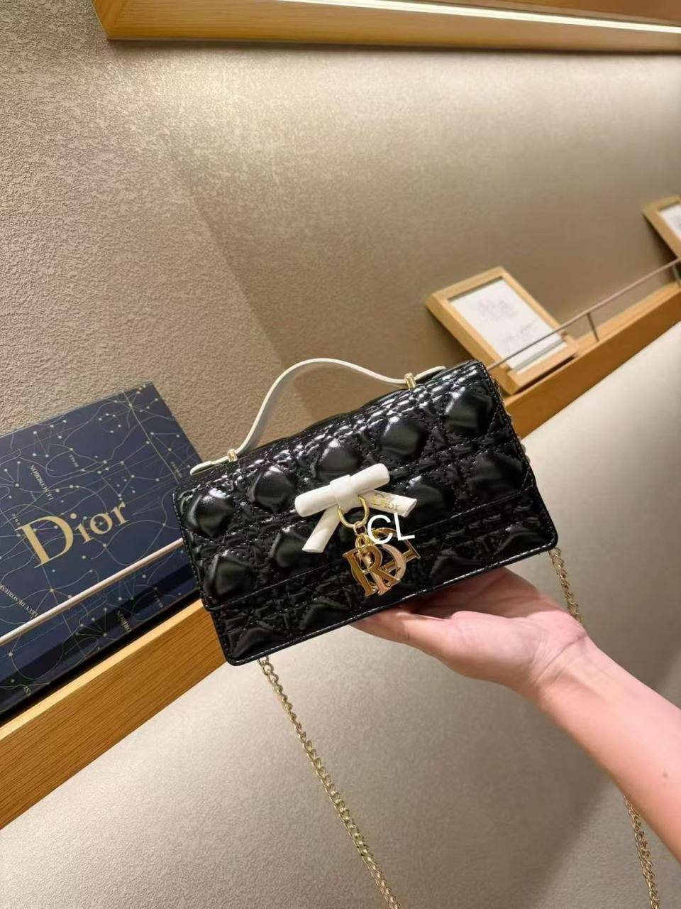 Dior

with box
🎁🎁🎁

120 dhs✅

Zain143
♥️♥️♥️