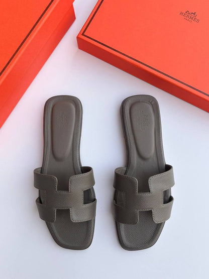 Hermes slipper
100 dhs🪙💕
High Quality
Size 36-42

Zain55
♥️♥️♥️