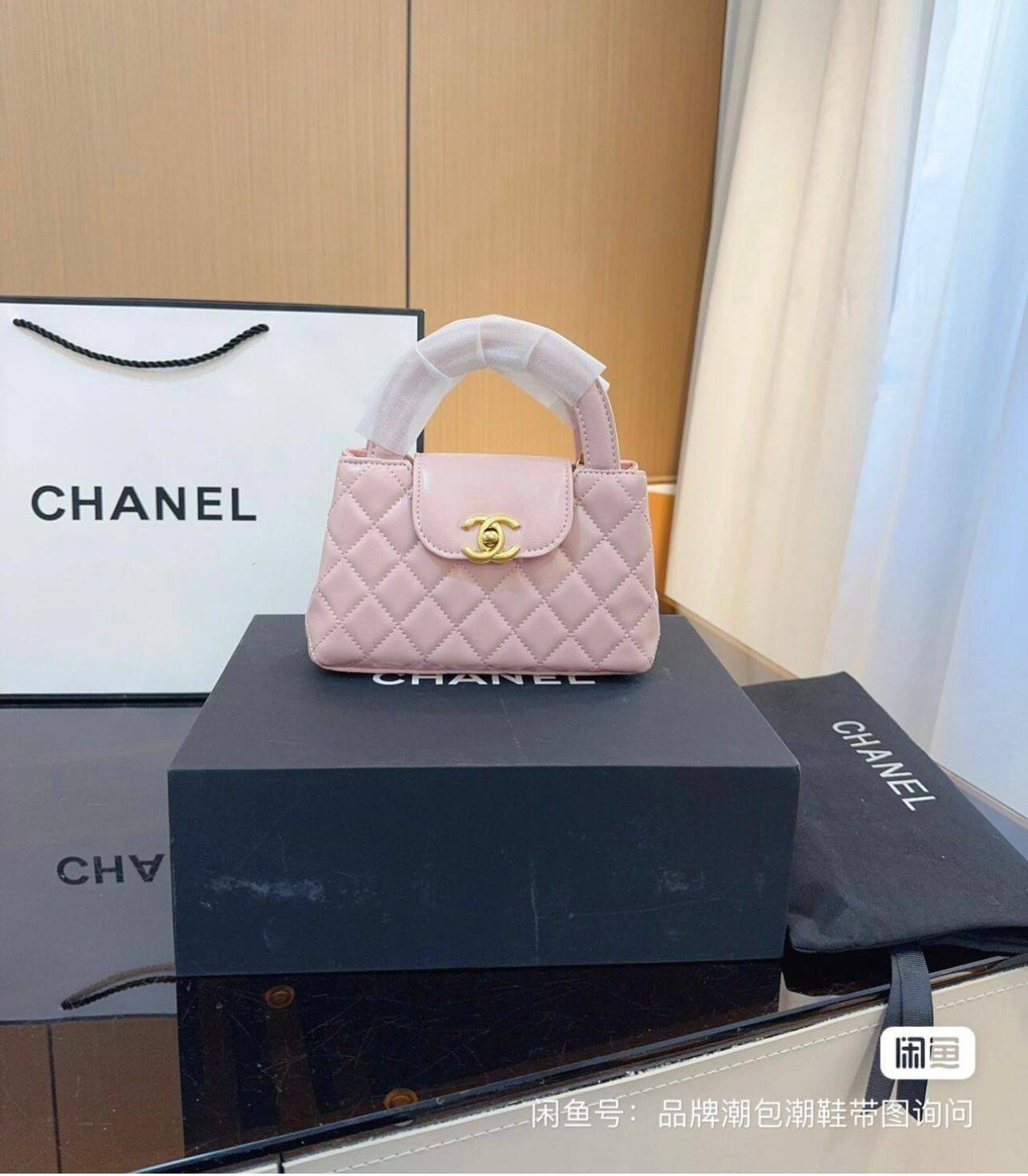 Chanel 
good quality, 
comes with box, 
🎁🎁🎁

size... 19* 13 cm 
90 dhs❣️

Zain12
♥️♥️♥️