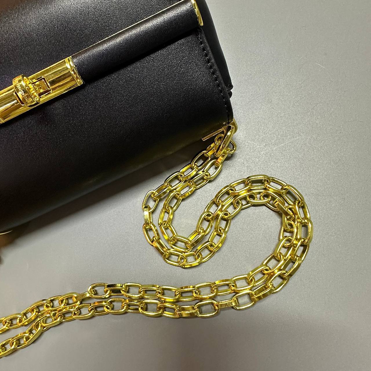 D&G
good quality 
with box
🎁🎁🎁

100 dhs✅

Zain39
♥️♥️♥️