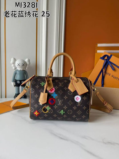 LV 
Size 25cm
250 dhs🇦🇪🇦🇪

Zain189
♥️♥️♥️