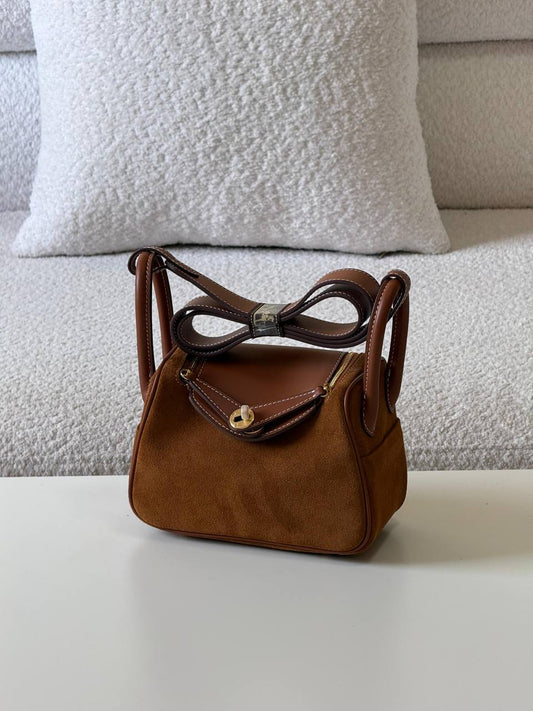 Hermes Lindy velvet 18cm💕master quality😍

with box❤️
🎁🎁🎁

550 dhs🪙🖤🇦🇪

Zain52
♥️♥️♥️